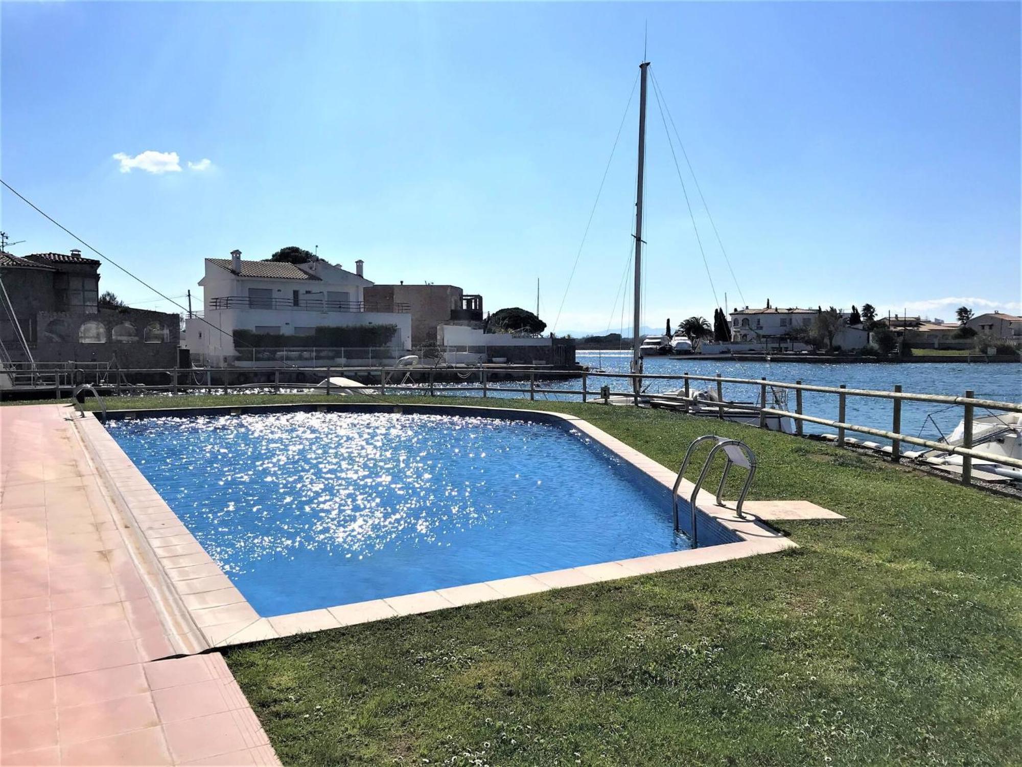 Apartamento En Roses Con Vistas Al Canal Y Piscina Exterior photo