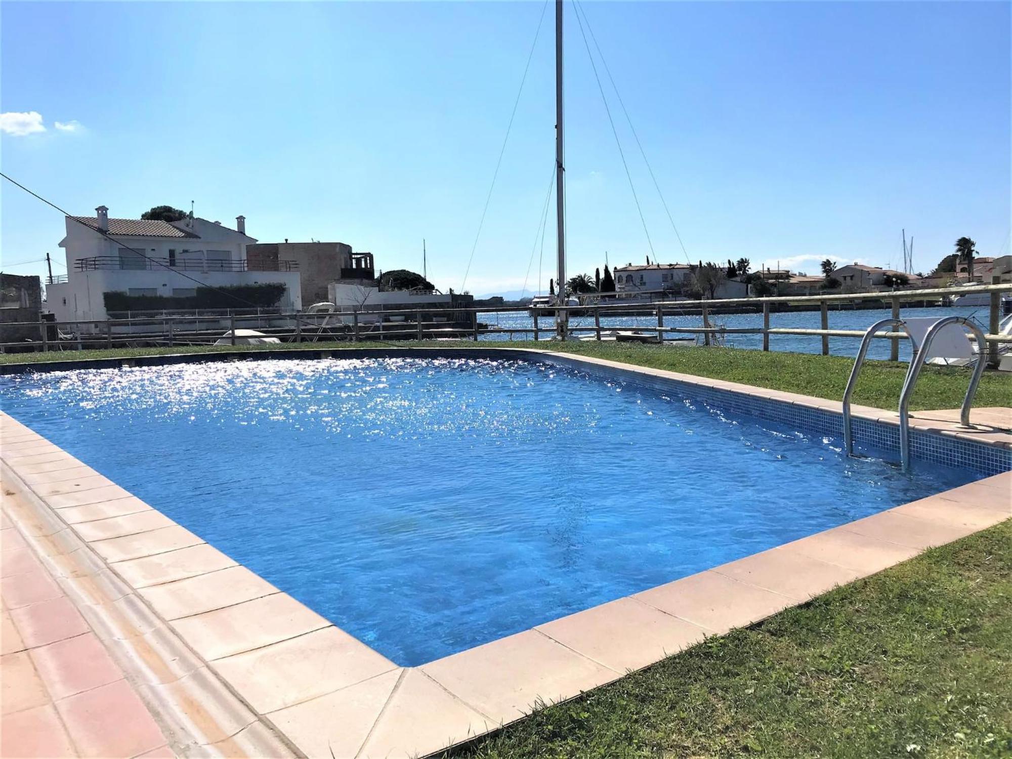 Apartamento En Roses Con Vistas Al Canal Y Piscina Exterior photo