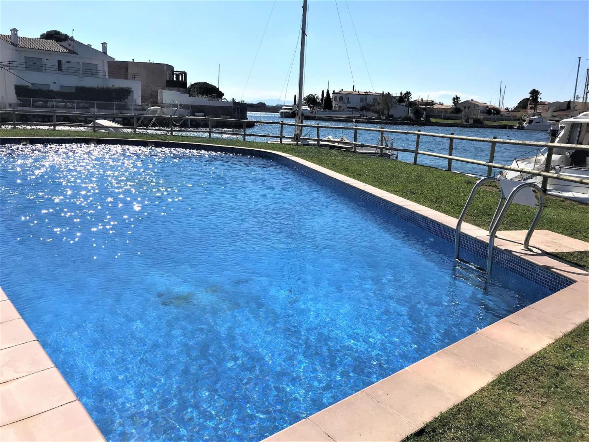 Apartamento En Roses Con Vistas Al Canal Y Piscina Exterior photo